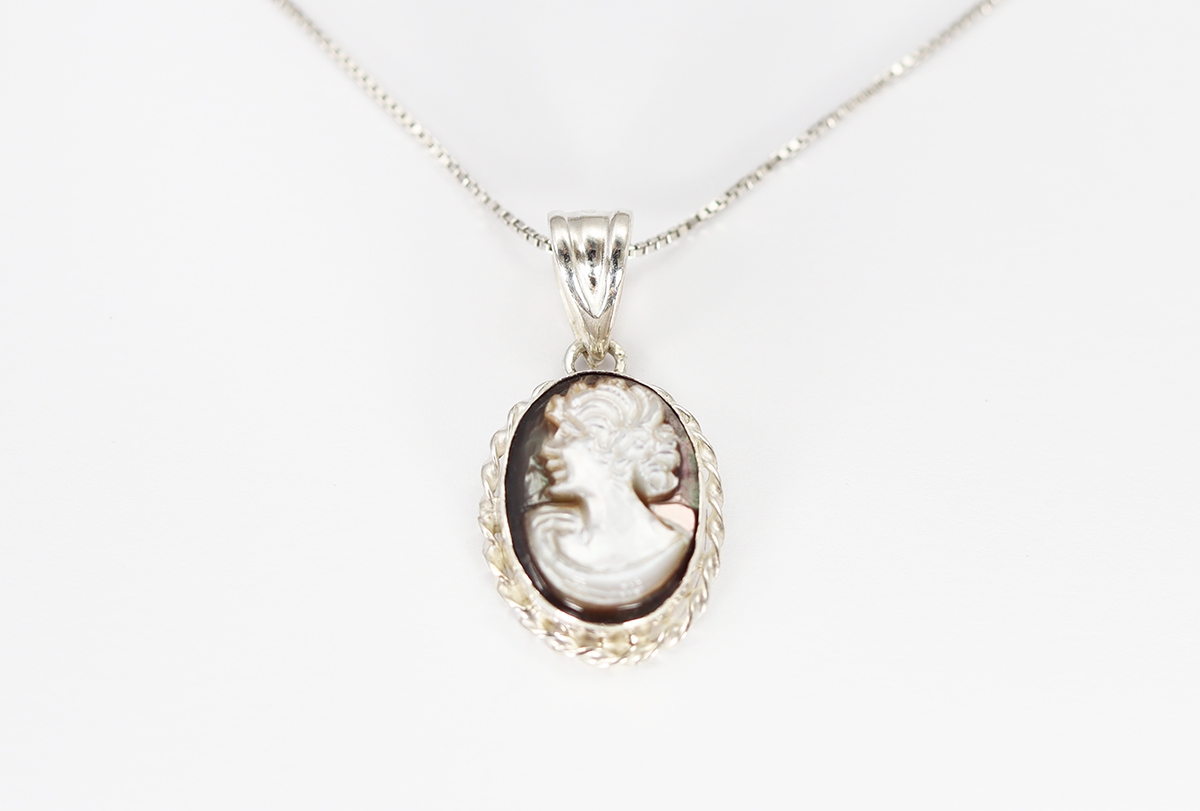 CIONDOLO MADREPERLA PROFILO 14 MM ARGENTO-2186