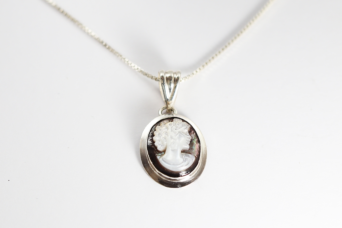 CIONDOLO MADREPERLA PROFILO 14 MM ARGENTO-2138