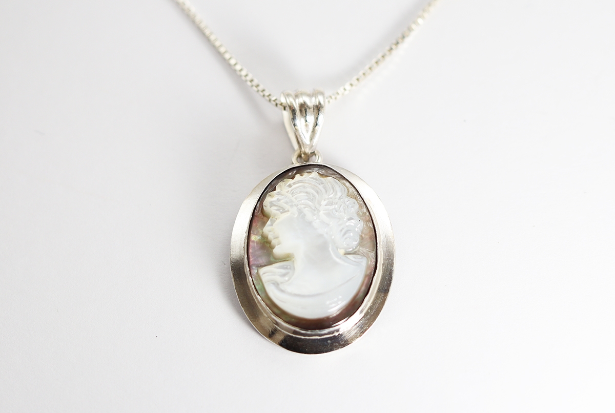 CIONDOLO MADREPERLA PROFILO 18 MM ARGENTO-2140