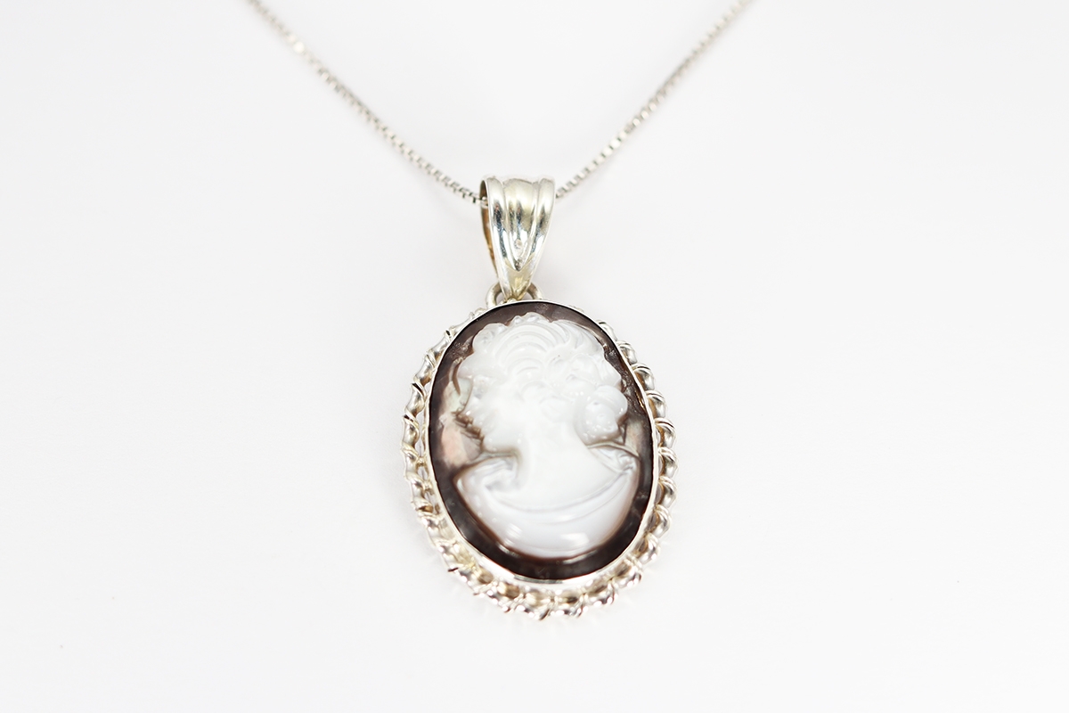 CIONDOLO MADREPERLA PROFILO 18 MM ARGENTO-2642