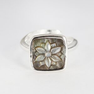 ANELLO CON FIORE MADREPERLA 12 MM-3078