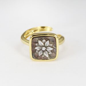 ANELLO CON FIORE MADREPERLA 12 MM AGENTO DORATO-3086